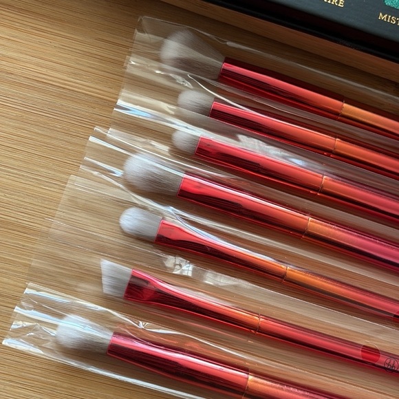 Brand New BH Cosmetics 8-Piece Eye Brush Set & AFU Eyeshadow Palette Pigmented - Picture 8 of 14